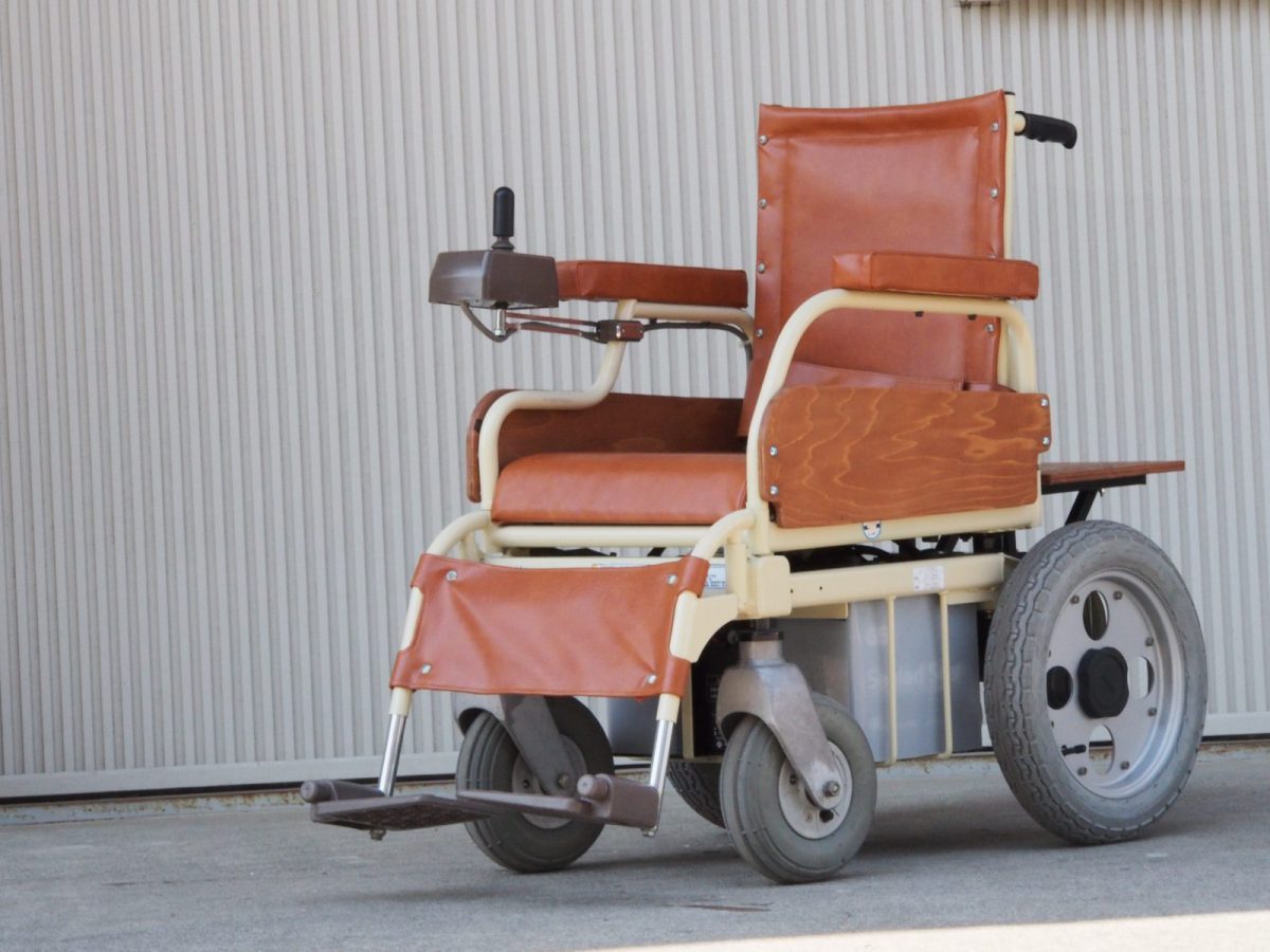 バナナ号：映画撮影用に、24年前にあった車いすを再現。