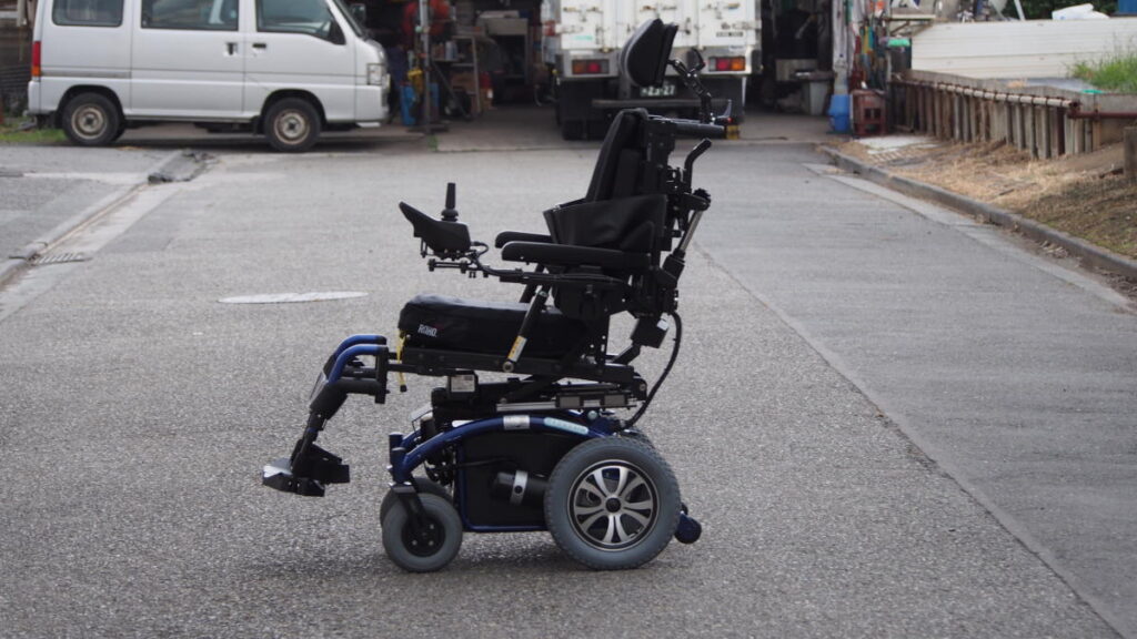 室内から職場まで、一台でこなせる電動車いす