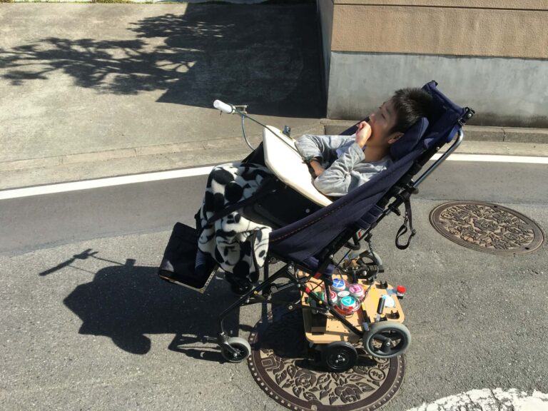 「移動は自由の形」当事者の言葉から考える、子どもと電動車いす