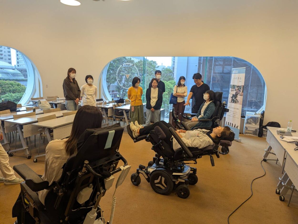 【開催レポート】アプレ介護サービス様にご依頼いただき「電動車いす勉強会」を開催！ベテランヘルパーの皆様と語った「姿勢を自由に変えられる権利」